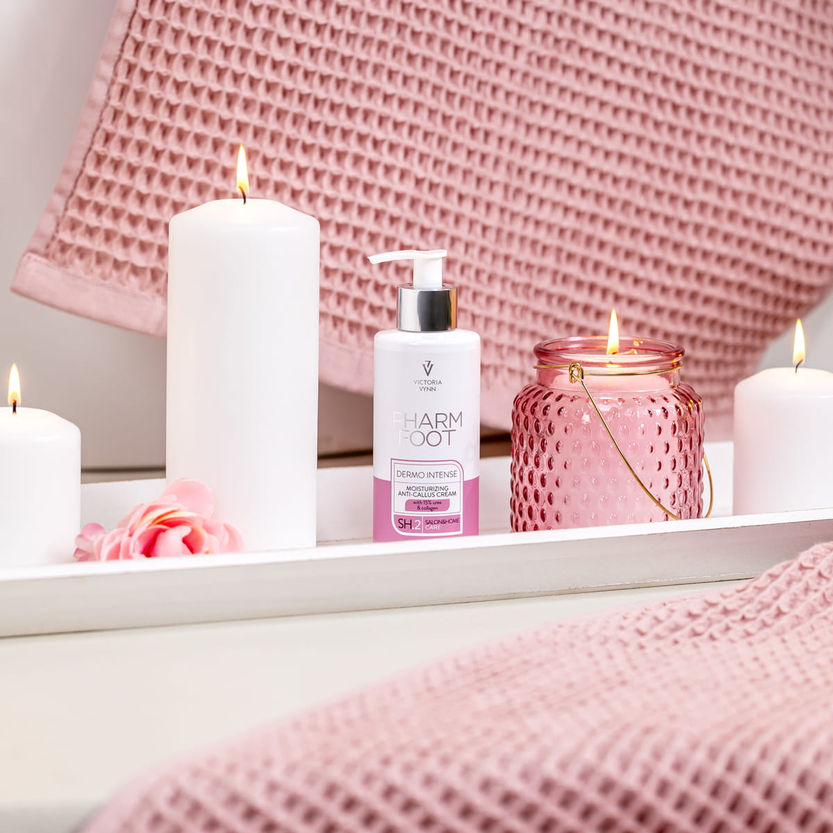 PHARM FOOT Mitrinošs krēms pret ādas sabiezējumiem ar 15% UREA un kolagēnu, DERMO INTENSE, 250 ml