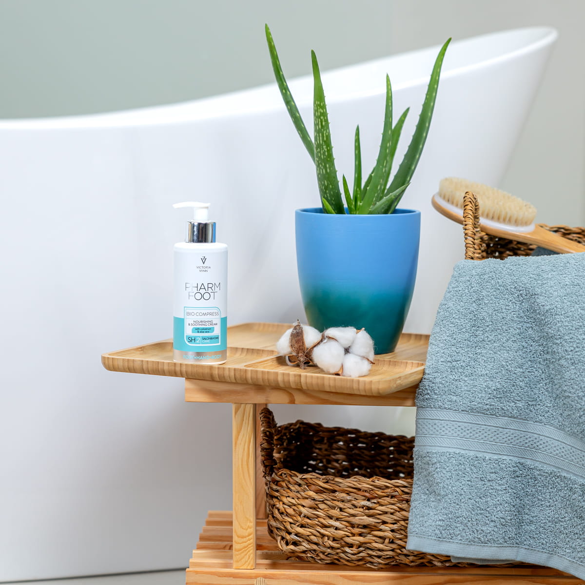 PHARM FOOT Barojošs un nomierinošs krēms ar jaunpienu un alveju, BIO COMPRESS 250ml