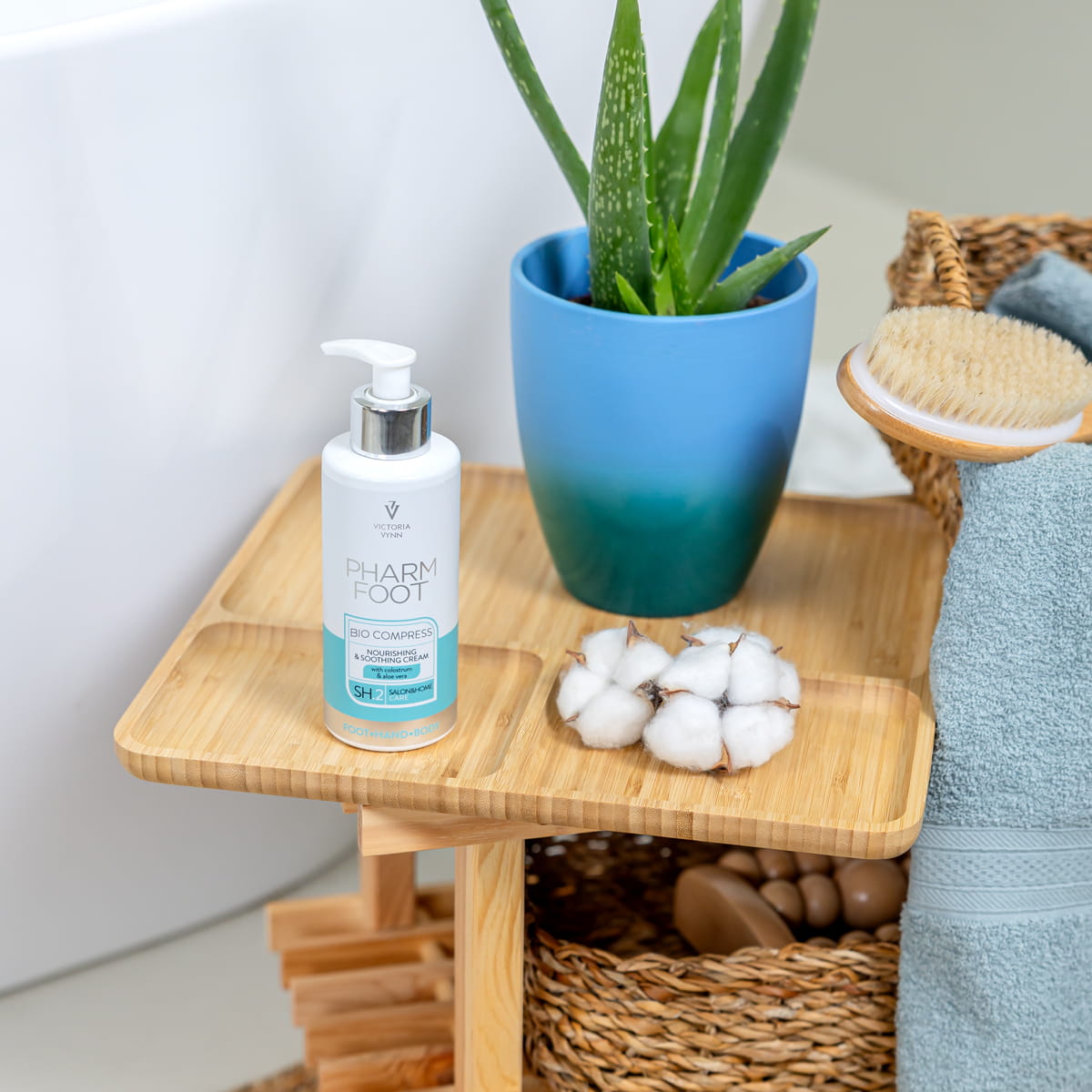 PHARM FOOT Barojošs un nomierinošs krēms ar jaunpienu un alveju, BIO COMPRESS 250ml