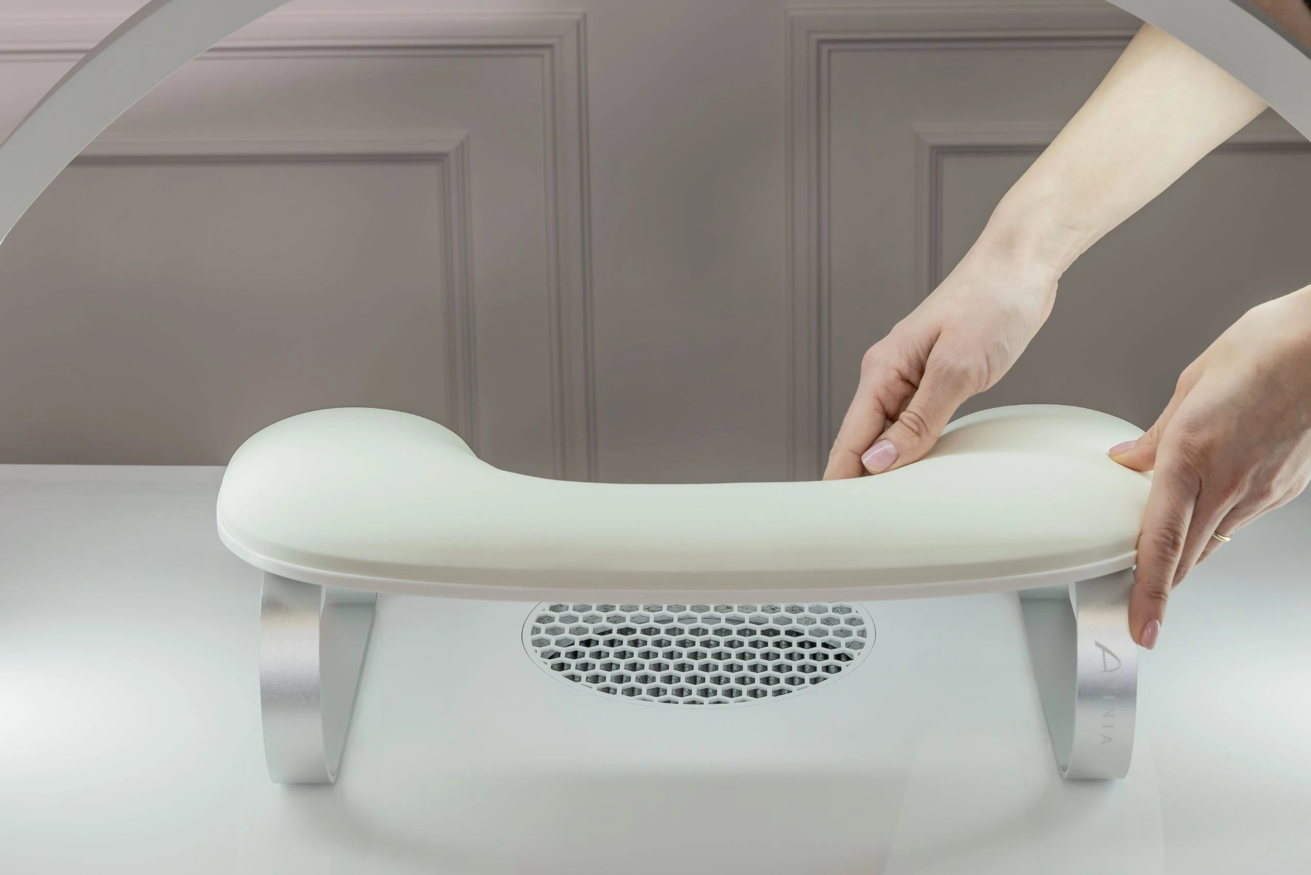Afinia Hand rest Luna Cream with silver legs
