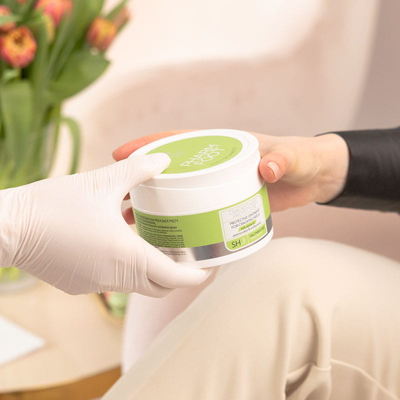 PHARM FOOT Ziede saplaisājušām pēdām ar ozona eļļu , CRACKED HEEL PROTECTOR 200ml