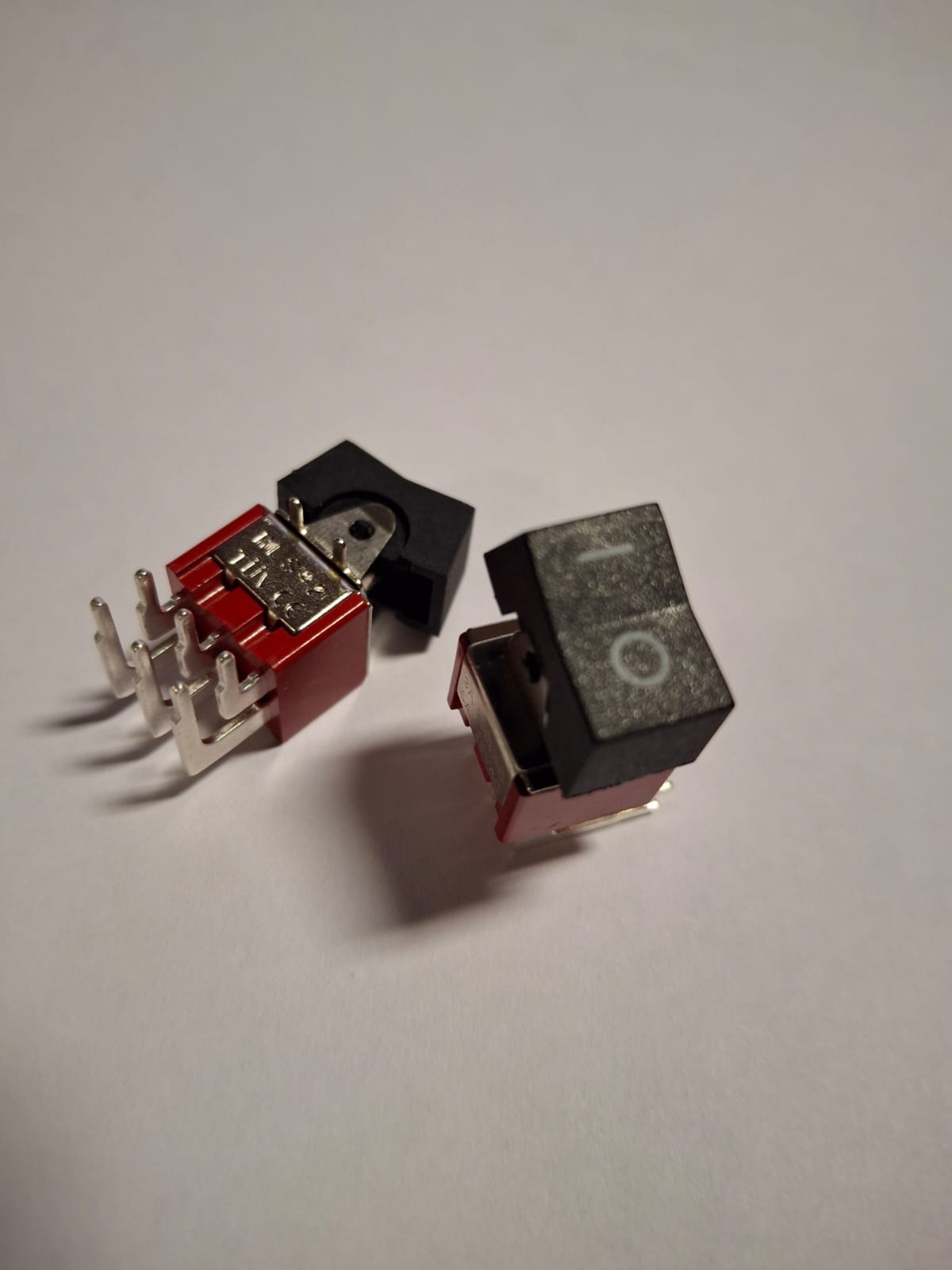 STRONG SAESHIN Iesl./Izsl. poga  ar marķējumu